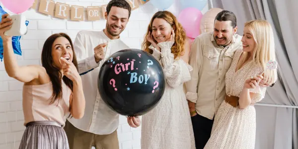Mia omada antrwpwn pou giortazei to gender reveal kai einai etoimoi na spasoune ena mauro mpaloni