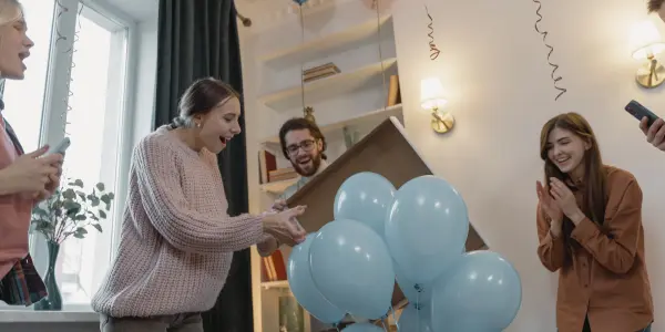 Xaroimenoi anthrwpoi se ena gender reveal party , anoigoun ena kouti kai vganoun mple mpalonia